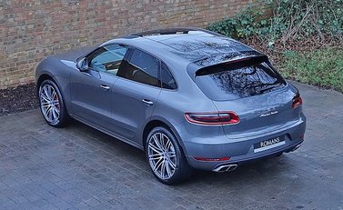 Porsche Macan Turbo 16