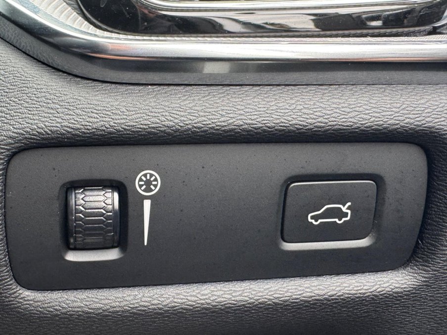 2021 Volvo V60 — image 41