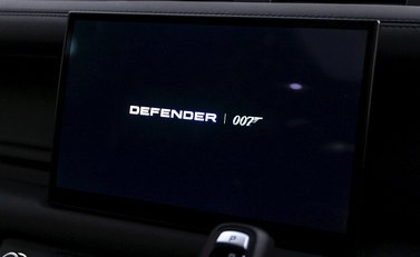 Land Rover Defender 110 V8 Bond Edition 17