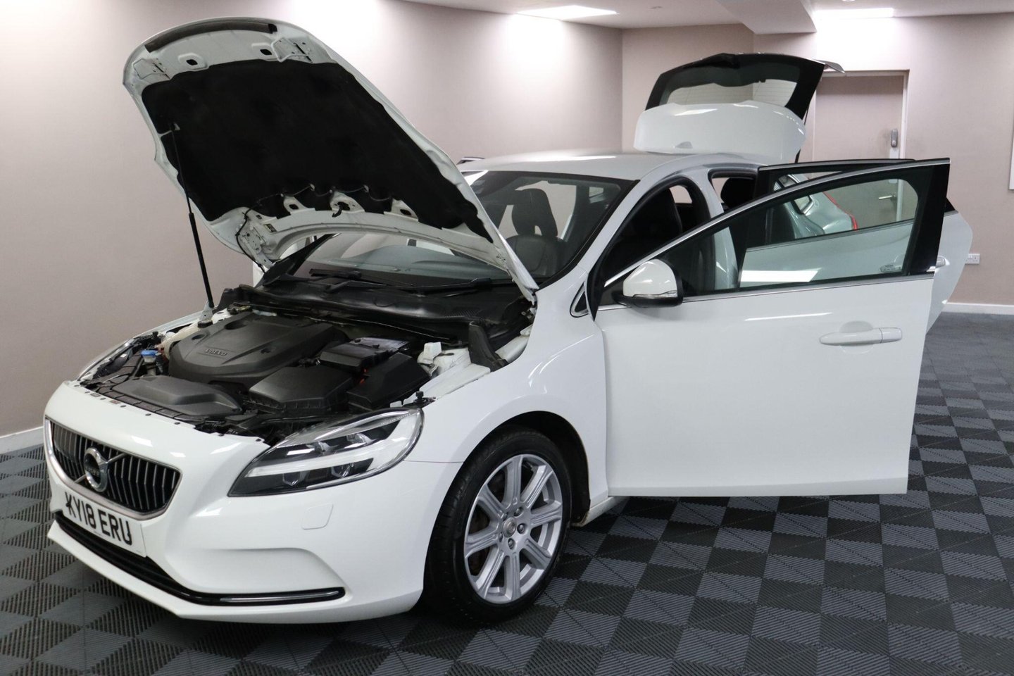2018 Volvo V40 — image 13