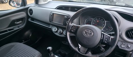 Toyota Yaris VVT-I DESIGN.. 1 PREVIOUS KEEPER.. £35 ROAD TAX.. 8 SERVICES.. 1