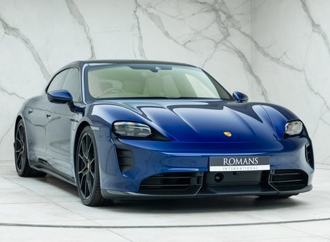 Porsche Taycan GTS Sport Turismo 6