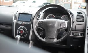 Isuzu D-Max AT35 Just Serviced New Pads and Discs Tow Hitch Tonneau Cover Rev Camera  29