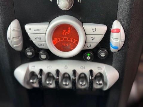 Mini Hatch 1.6 Cooper Camden Euro 5 3dr 13