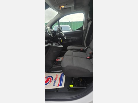 Toyota Proace City design L1 H1 SWB 1.5d 100ps eu6 nav 6 Speed 11