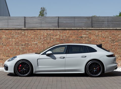 Porsche Panamera Turbo Sport Turismo 2
