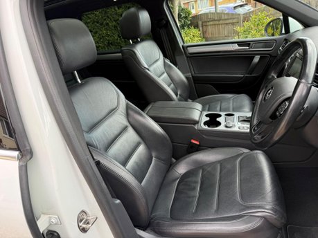 Volkswagen Touareg 3.0 TDI V6 BlueMotion Tech R-Line Tiptronic 4WD Euro 6 (s/s) 5dr 23