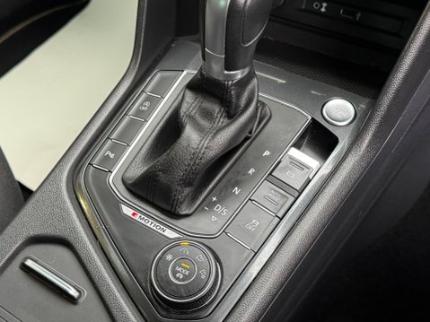 Volkswagen Tiguan 2.0 TDI SE Navigation DSG 4Motion Euro 6 (s/s) 5dr 33