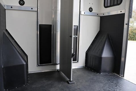 Renault Master DEMO MODEL 3.5 TON ADVANCE 150 AUTO STALLION BUILD SEEKER HORSEBOX REAR BED 37