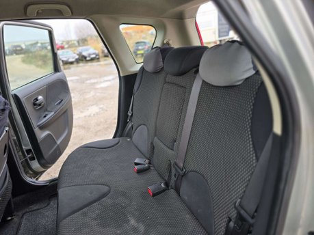 Nissan Note 1.6 16v SE Hatchback 5dr Petrol Automatic (166 g/km, 109 bhp) 23