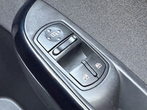 Vauxhall Corsa 1.4 SRi Nav 5dr 33