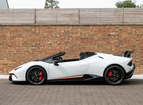 Lamborghini Huracan Spyder LP640-4 Performante 2