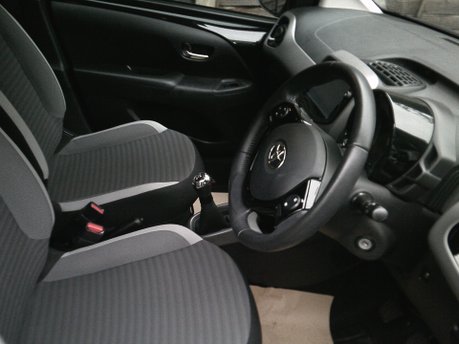 Toyota Aygo VVT-I X-PLAY ONLY 32,000 MILES FROM NEW 8