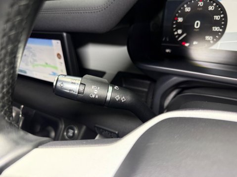 Land Rover Defender 3.0 D250 MHEV X-Dynamic S Auto 4WD Euro 6 (s/s) 3dr 31