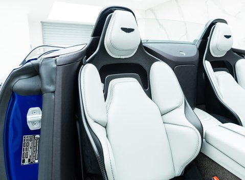 Aston Martin V12 Vantage Roadster 11