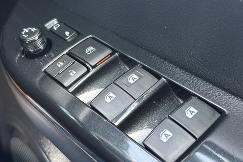 Toyota Hilux Invincible 4WD D-4D Double Cab Pickup 34