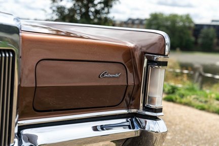 Lincoln Continental Mk III 7