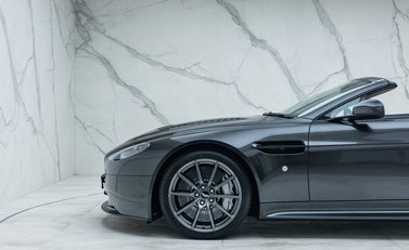 Aston Martin V12 Vantage S ROADSTER 41