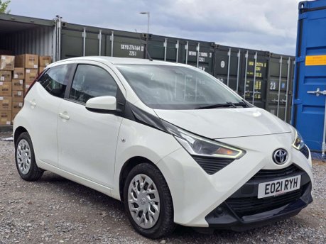 Toyota Aygo 1.0 VVT-i x-play Hatchback 5dr Petrol x-shift Euro 6 (Safety Sense) (71 ps) 5