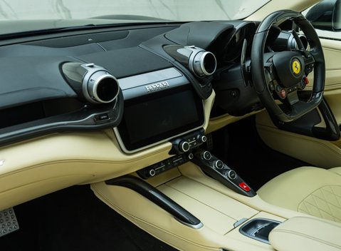 Ferrari GTC4 Lusso T 19