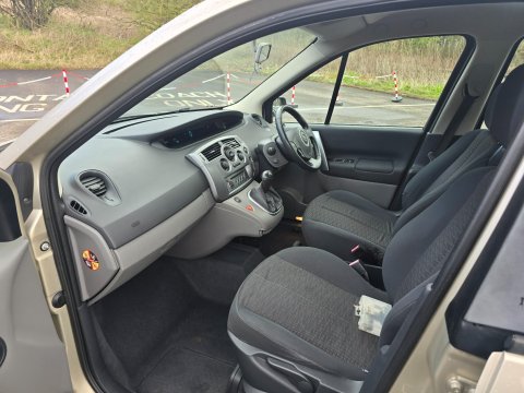 Renault Scenic DYNAMIQUE VVT 5STR 8