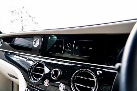 Rolls-Royce Ghost V12. STARLIGHT. H, C & M SEATS. REAR ENTERTAINMENT. HUD. A/CRUISE CONTROL 17