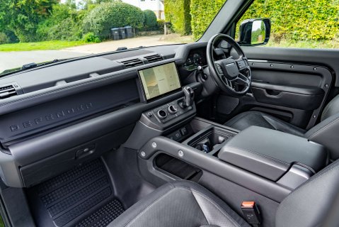Land Rover Defender D300 X-Dynamic HSE Hard Top 8