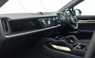 Porsche Cayenne TURBO E-HYBRID COUPE WITH GT PACKAGE 16