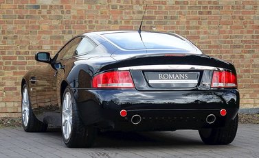 Aston Martin Vanquish S 10