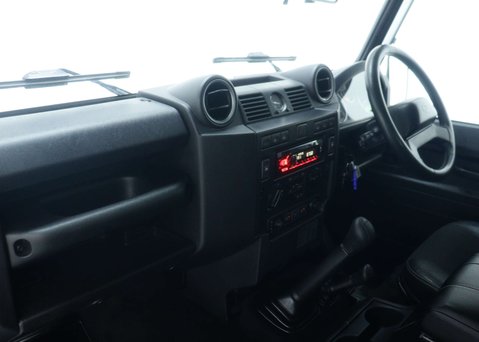 Land Rover Defender 2.4 TDCi XS Station Wagon 3dr Diesel Manual 4WD SWB Euro 4 (122 bhp) 40