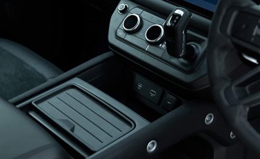 Land Rover Defender 90 V8 Bond Edition 21
