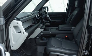 Land Rover Defender 110 D300 Hard Top X-Dynamic HSE 11