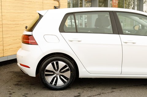 Volkswagen Golf E-GOLF 8