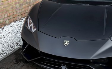 Lamborghini Huracan LP640-4 Performante 23