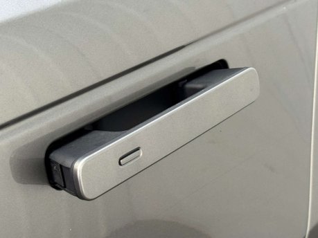 Land Rover Range Rover Velar 2.0 Range Rover Velar SE D180 Auto 4WD 5dr 32