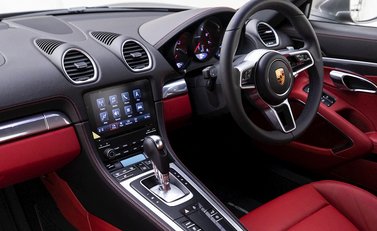 Porsche 718 Cayman 13