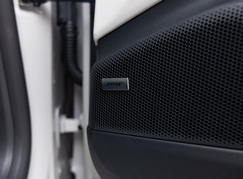 Porsche Macan Turbo Electric 32