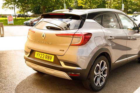 Renault Captur TECHNO E-TECH 8
