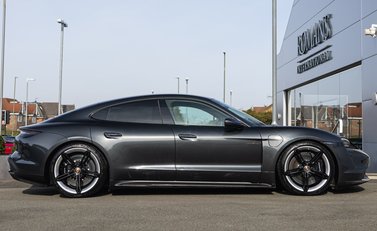 Porsche Taycan TURBO S 3