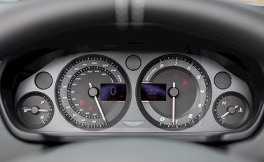 Aston Martin Vanquish Volante 18