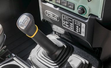 Land Rover Defender 90 Heritage 19