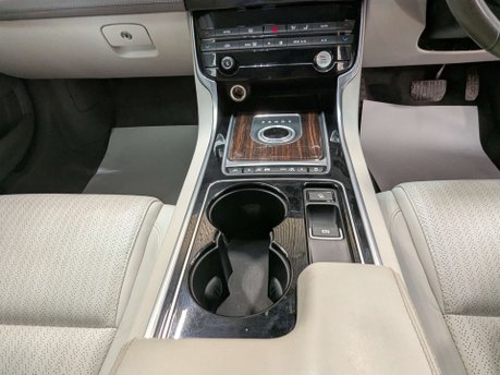 Jaguar XE 2.0 XE Portfolio i Auto 4dr 62
