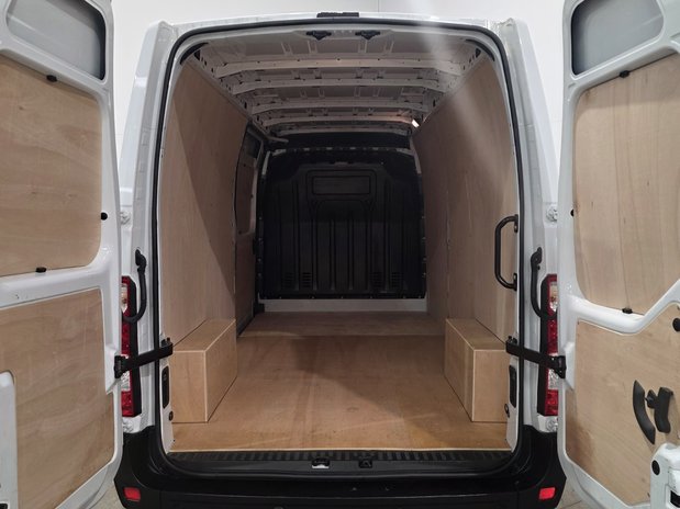Renault Master RENAULT MASTER LWB DIESEL FWD LM35dCi 135 Business+ Medium Roof Van 9