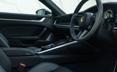 Porsche 911 Turbo S (992) 13