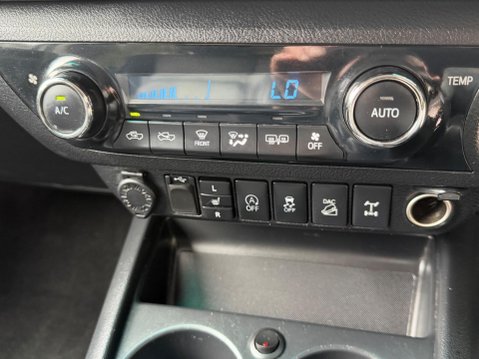 Toyota Hilux INVINCIBLE X 4WD D-4D DCB 36