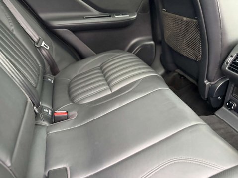 Jaguar F-Pace 2.0 F-PACE Portfolio AWD D 4WD 5dr 27