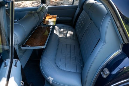 Aston Martin Lagonda Rapide Sports Saloon Manual 29