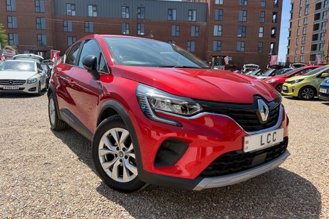 Renault Captur ICONIC TCE.. 3 MAIN DEALER SERVICES.. 1 PREVIOUS KEEPER.. STUNNING EXAMPLE 2