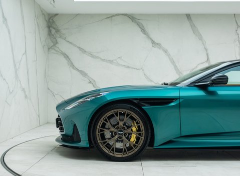 Aston Martin DB12 V8 30