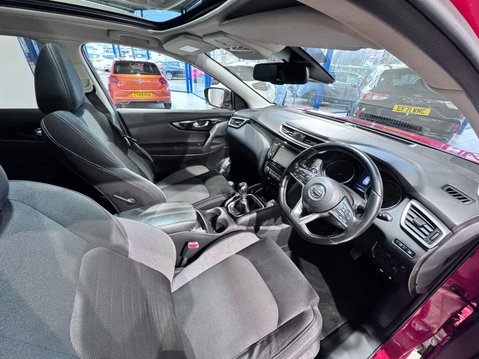 Nissan Qashqai 1.3 DIG-T N-Connecta Euro 6 (s/s) 5dr 9